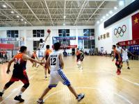 半岛体育体育入口-篮球赛场上球队攻守兼备争夺荣耀