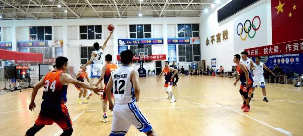 半岛体育体育入口-篮球赛场上球队攻守兼备争夺荣耀