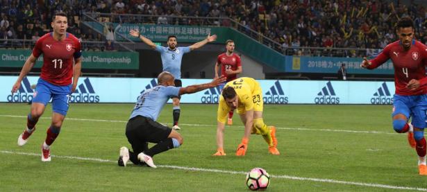 半岛体育体育投注-乌拉圭队奋力对抗，逆袭晋级捷克队