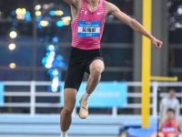 田径选手全力冲刺，指尖拂过胜利线的简单介绍