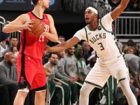 半岛体育体育官方-雄鹿中锋成功突破困境，为球队带来胜利信心的简单介绍