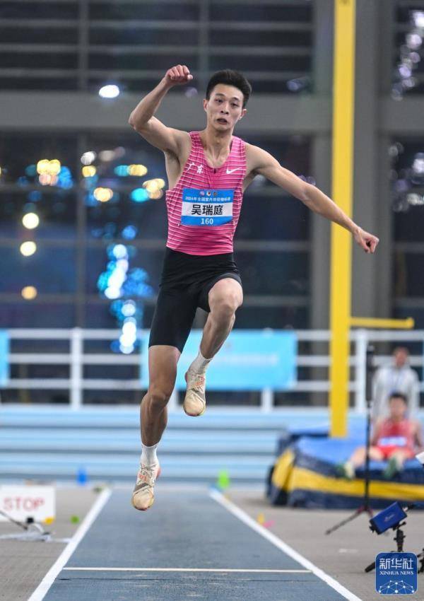 田径选手全力冲刺,指尖拂过胜利线的简单介绍 田径选手全力冲刺,指尖拂过胜利线的简单介绍