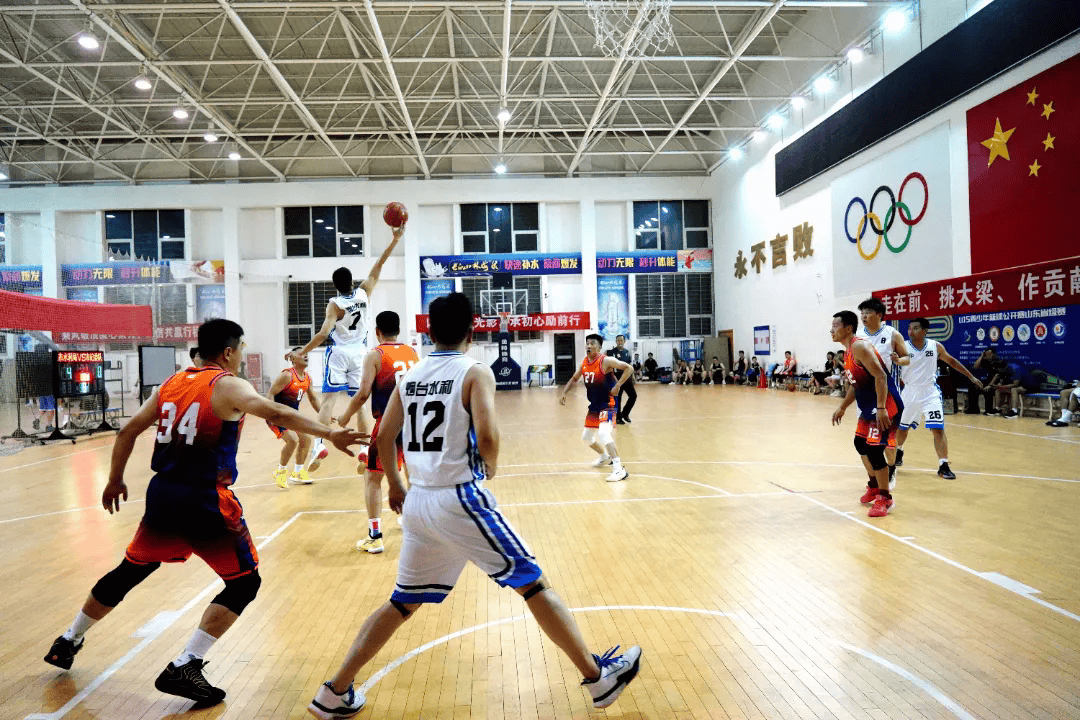 篮球赛场上球队攻守兼备争夺荣耀 篮球赛场上球队攻守兼备争夺荣耀