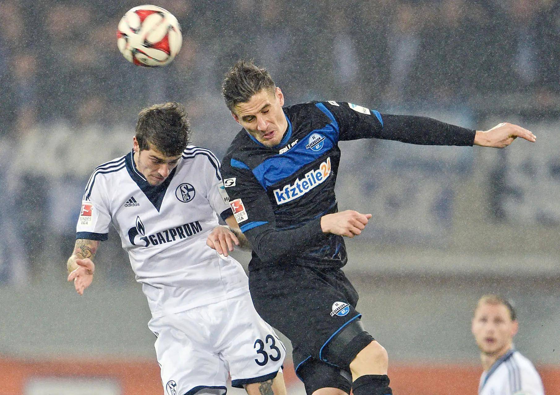 比赛开打，球员展现技术实力，吸引目光