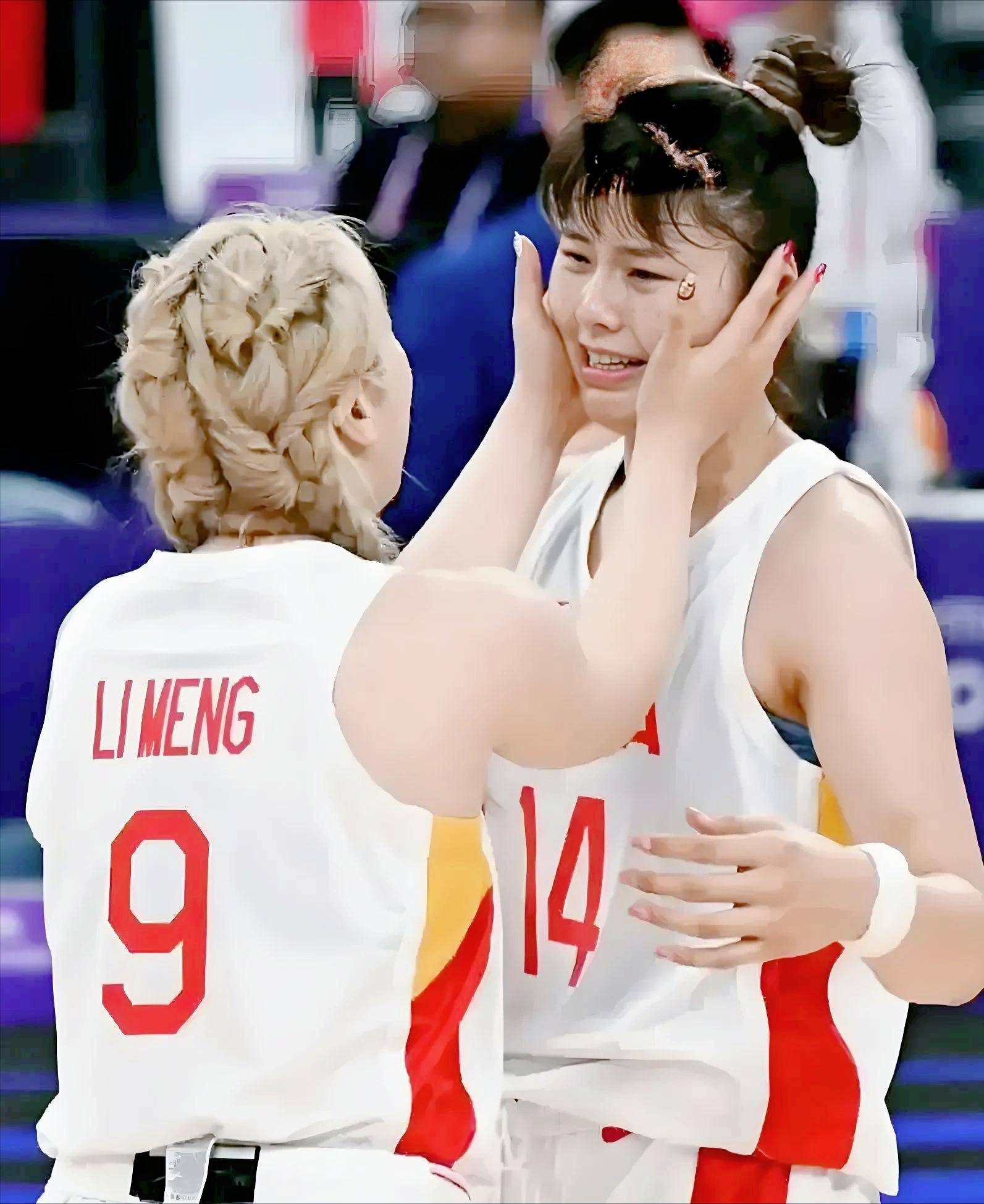 比赛开打，球员展现技术实力，吸引目光