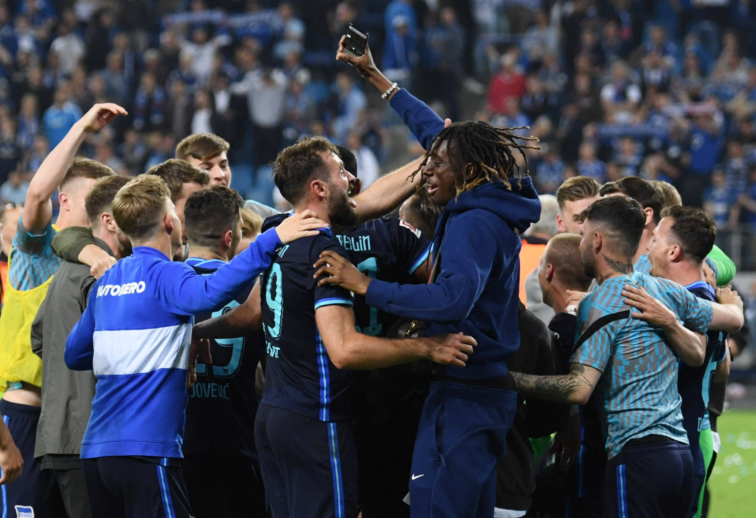 包含汉堡队遭遇连败，保级压力加大的词条