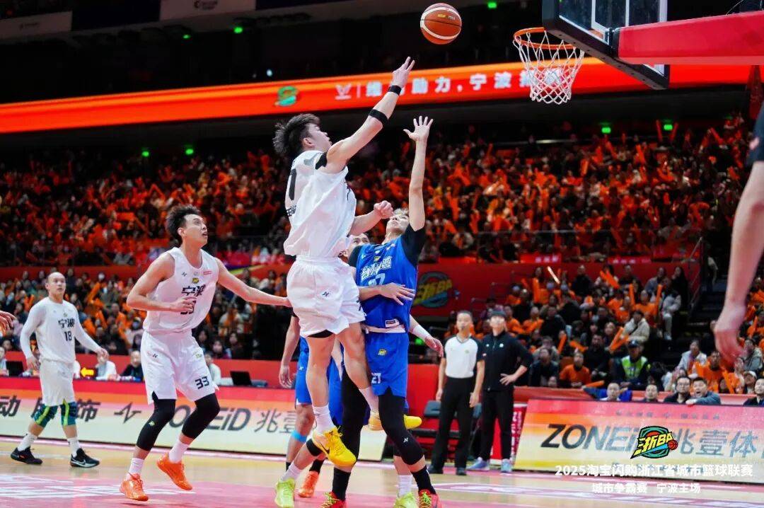 包含球员个个士气高昂，拼尽全力向胜利冲刺的词条