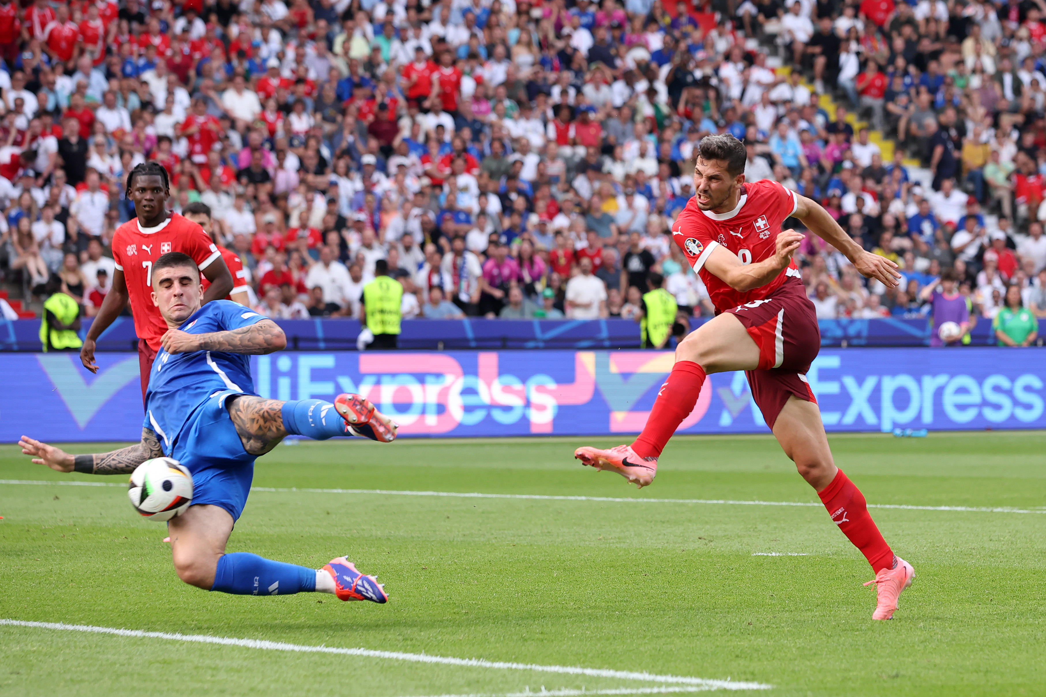 瑞士队在欧洲杯预选赛中击败对手，迈向胜利！的简单介绍